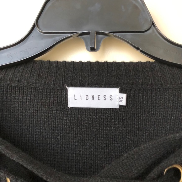 Lace up Lioness Crop Sweater - Picture 4 of 7